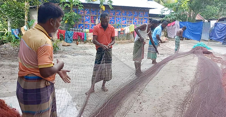 মধ্যরাতে ইলিশ ধরতে নদীতে নামবেন জেলেরা