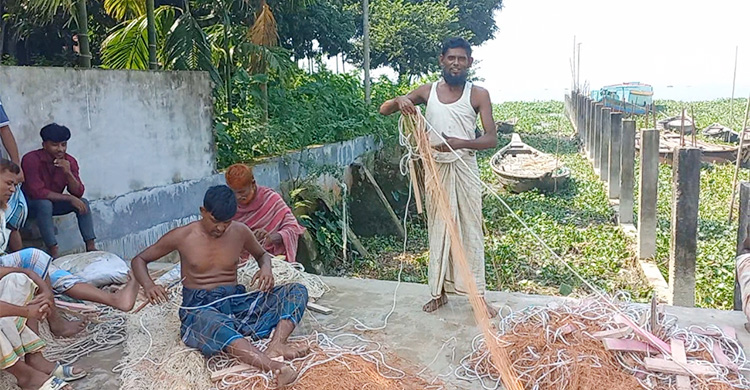 মধ্যরাতে ইলিশ ধরতে নদীতে নামবেন জেলেরা
