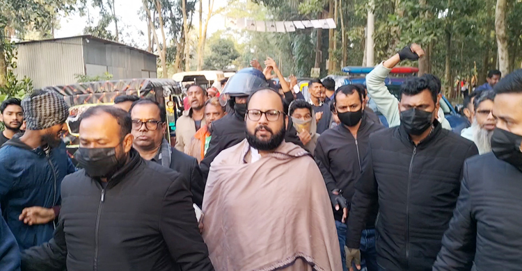 মায়ার আসনে পুলিশ পাহারায় প্রচারণা চালাচ্ছেন স্বতন্ত্র প্রার্থী