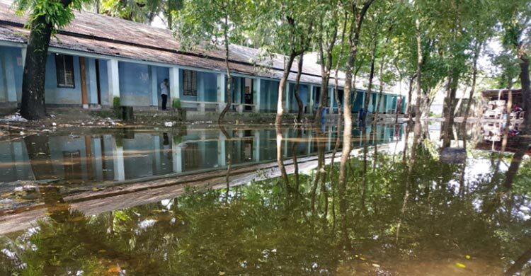 বৃষ্টি হলেই তলিয়ে যায় আদালত চত্বর