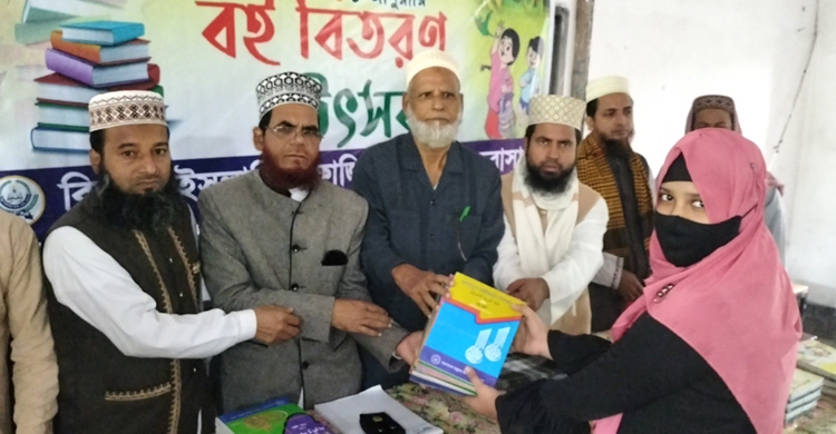 মলিনমুখে বাড়ি ফিরলো মাদরাসার অষ্টম শ্রেণির শিক্ষার্থীরা