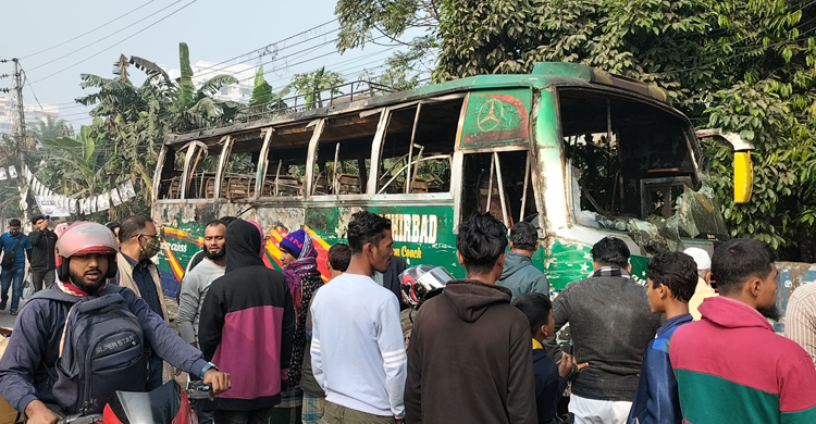 নির্বাচনী কাজে নিয়োজিত বাসে আগুন, হেলপার দগ্ধ
