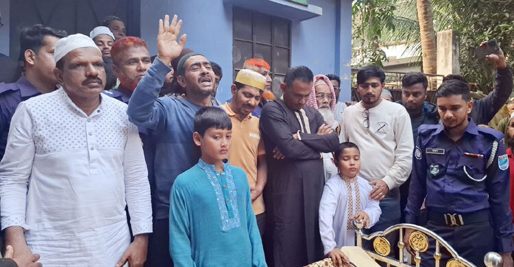 প্যারোলে মুক্তি পেয়ে মায়ের জানাজায় সাবেক পৌর মেয়র মাহফুজুল হক