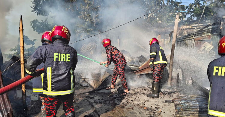 চাঁদপুরে সিলিন্ডার লিকেজের আগুনে ৭ দোকান পুড়ে ছাই