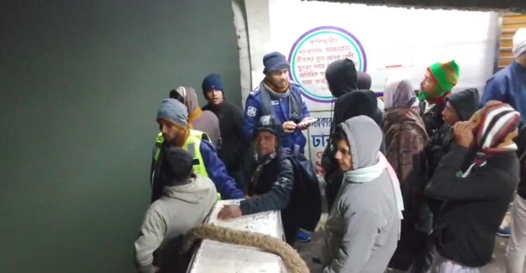চাঁদপুরে লঞ্চ-বাল্কহেড সংঘর্ষ, প্রাণে বাঁচলেন সহস্রাধিক যাত্রী