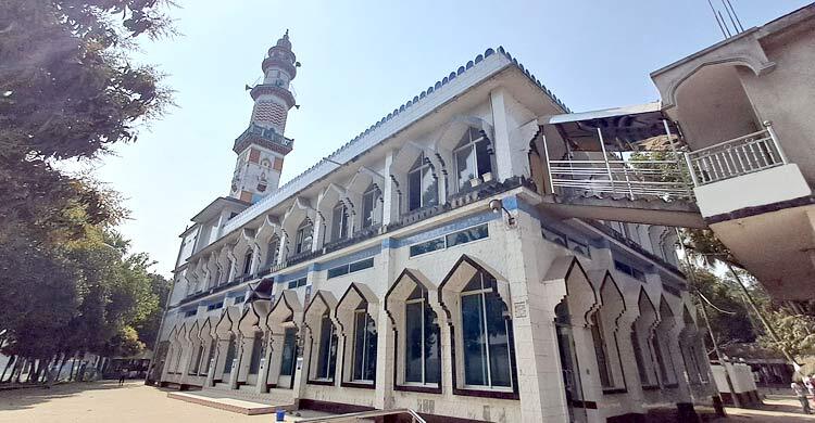 ছয় যুগ ধরে ১৬ মসজিদে বিনা হাদিয়ায় খতমে তারাবি পড়ান হাফেজরা