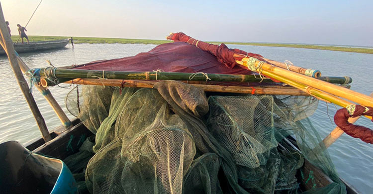 মেঘনায় জব্দ নিষিদ্ধি জাল আগুনে পুড়িয়ে বিনষ্ট