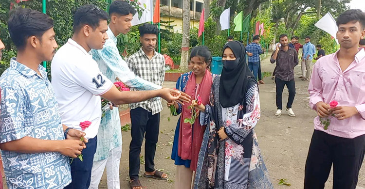 নবীন শিক্ষার্থীদের ফুল-কলম-চকলেট দিয়ে বরণ করে নিলো ছাত্রদল