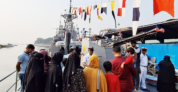 চাঁদপুরে সশস্ত্র বাহিনী দিবসে যুদ্ধজাহাজ জনসাধারণের জন্য উন্মুক্ত