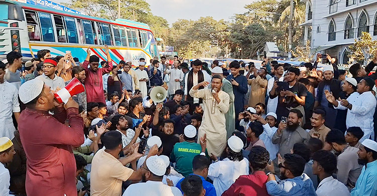 ওসমান হাদির হত্যার প্রতিবাদে সড়ক অবরোধ ও ডিসির বাসভবন ঘেরাও