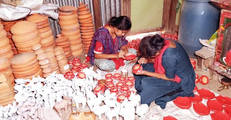 মৃৎশিল্পীদের ব্যস্ততা তুঙ্গে, বৈশাখী উৎসব ঘিরে ঘুরে দাঁড়ানোর স্বপ্ন