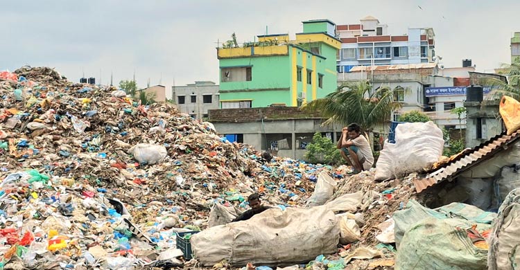 শহরের মাঝখানে ময়লার ভাগাড়, দুর্গন্ধ-ধোঁয়ায় বিপর্যস্ত জনজীবন