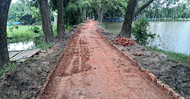 ১২ বছর পর সড়ক সংস্কার, কাজের শুরুতেই অনিয়ম