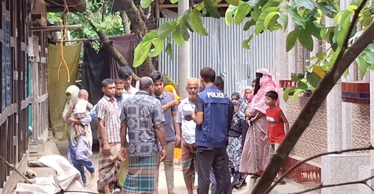 বেড়া দিয়ে রাস্তা বন্ধ, পুকুর সাঁতরে বাড়ি ফেরে শিক্ষক পরিবার