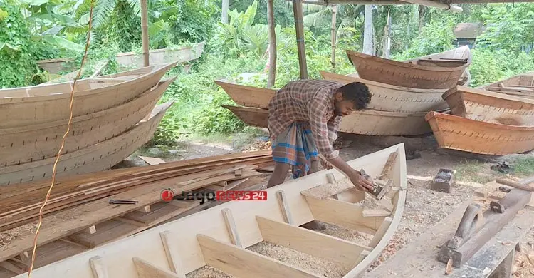 বর্ষায় নৌকার চাহিদা বাড়লেও সংকটে কারিগররা