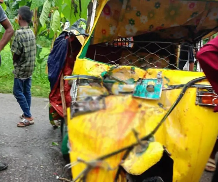 চাঁদপুরে বাস-অটোরিকশা মুখোমুখি সংঘর্ষ, নিহত ১