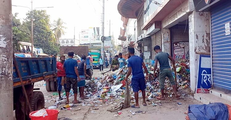 বকেয়া বিল ‘পরিশোধ না করায়’ শপিংমলের সামনে ময়লার স্তূপ