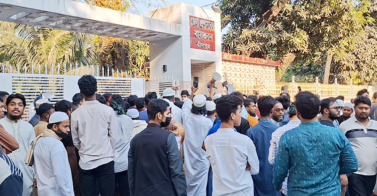 ওসমান হাদির হত্যার প্রতিবাদে সড়ক অবরোধ ও ডিসির বাসভবন ঘেরাও