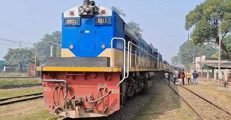 ইঞ্জিন বিকলে ৬ ঘণ্টা পর সচল মেঘনা এক্সপ্রেস, ভোগান্তিতে যাত্রীরা