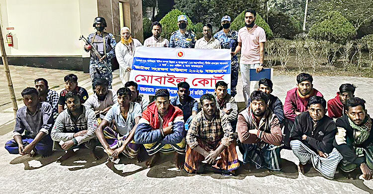 চাঁদপুরে মেঘনায় জাটকা শিকারের দায়ে ১৭ জেলে আটক