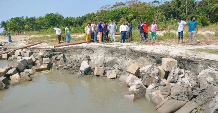 ড্রেজার দিয়ে রাতারাতি বালু উধাও, হুমকিতে হাইমচরের নদী রক্ষা বাঁধ
