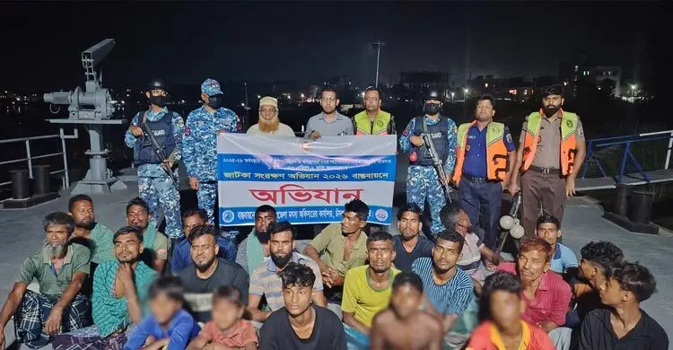 মেঘনায় জাটকা ধরার ২২ জেলে আটক, ১৫ জনের সাজা