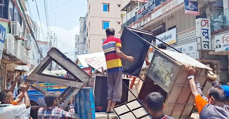 চাঁদপুরে অর্ধশতাধিক অবৈধ স্থাপনা উচ্ছেদ-জরিমানা