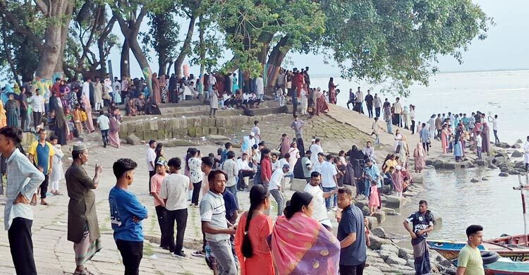 চাঁদপুরে পর্যটকে মুখর তিন নদীর মোহনা