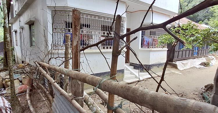 বেড়া দিয়ে রাস্তা বন্ধ, পুকুর সাঁতরে বাড়ি ফেরে শিক্ষক পরিবার