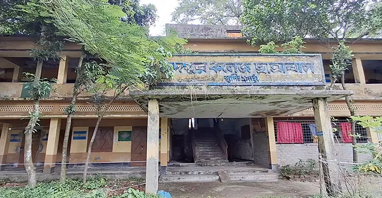 পরিত্যক্ত ছাত্রাবাসে মাদকের আখড়া
