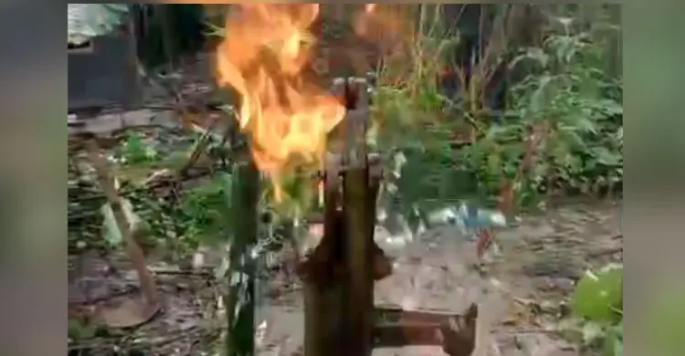 চাপ ছাড়াই টিউবওয়েল থেকে বের হচ্ছে পানি, জ্বলছে আগুন