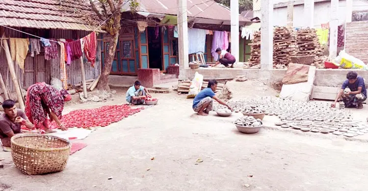 মৃৎশিল্পীদের ব্যস্ততা তুঙ্গে, বৈশাখী উৎসব ঘিরে ঘুরে দাঁড়ানোর স্বপ্ন