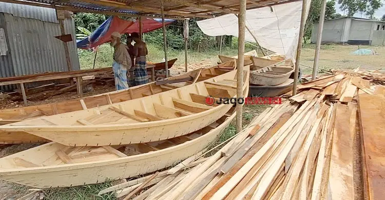 বর্ষায় নৌকার চাহিদা বাড়লেও সংকটে কারিগররা