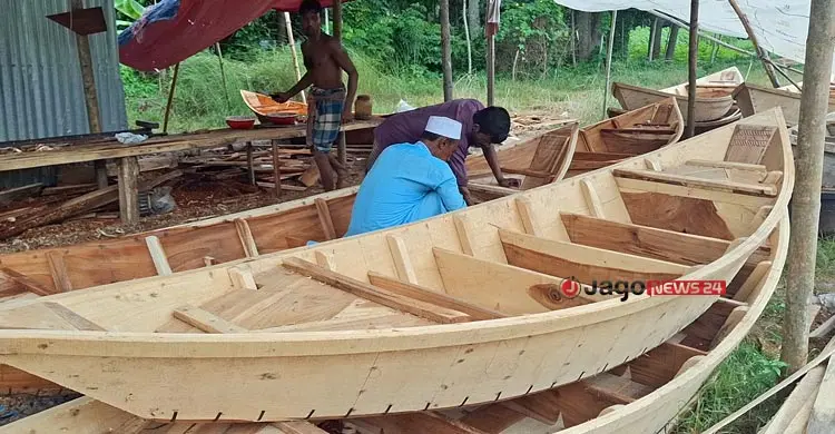 বর্ষায় নৌকার চাহিদা বাড়লেও সংকটে কারিগররা