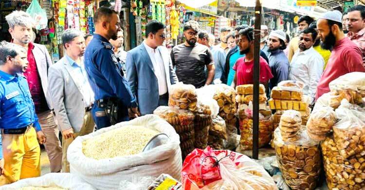 চাঁদপুরে ফুটপাত দখল করায় ১৪ ব্যবসায়ীকে অর্থদণ্ড
