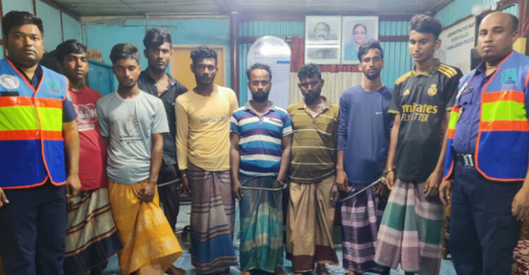 মেঘনায় জাটকা ধরায় ১৩ জেলে আটক