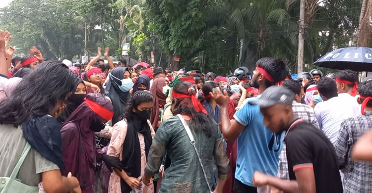 চাঁদপুরে &lsquo;মার্চ ফর জাস্টিস&rsquo; সমর্থনে শিক্ষার্থীদের বিক্ষোভ