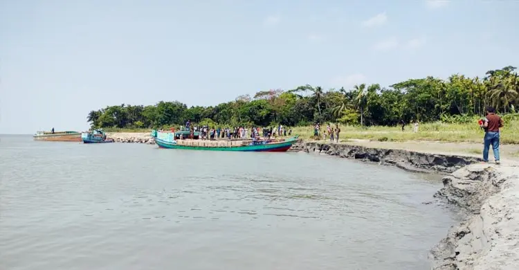 ড্রেজার দিয়ে রাতারাতি বালু উধাও, হুমকিতে হাইমচরের নদী রক্ষা বাঁধ