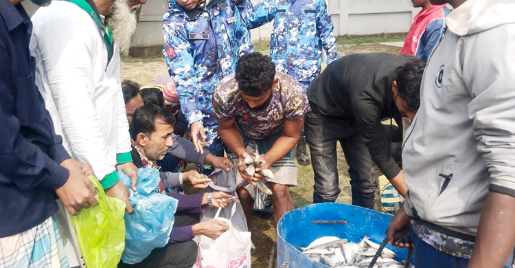 জব্দ ২৬০০ কেজি জাটকা এতিম-দুস্থদের মাঝে বিতরণ