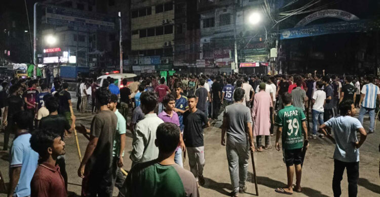 চানখারপুল মোড়ে উত্তেজনা, ঢাবি শিক্ষার্থীদের অবস্থান