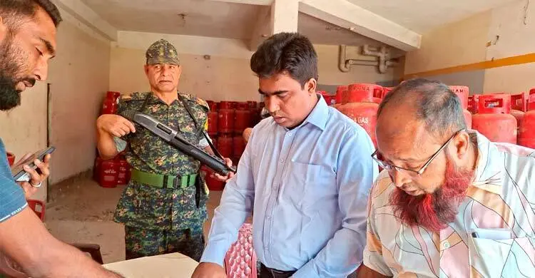 অতিরিক্ত দামে এলপি গ্যাস বিক্রি, ব্যবসায়ীকে অর্ধলাখ টাকা জরিমানা