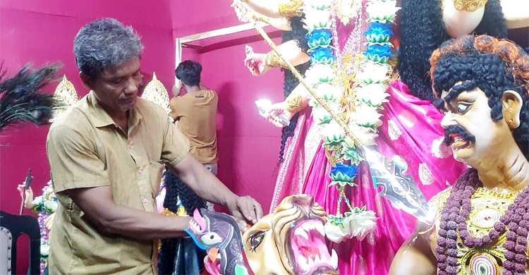 চাঁদপুরে মণ্ডপে মণ্ডপে দুর্গোৎসবের আমেজ