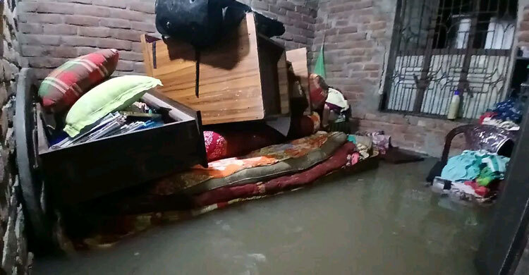 শরতের বৃষ্টিতে বিপর্যস্ত চাঁপাইনবাবগঞ্জের জনজীবন