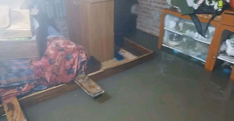 শরতের বৃষ্টিতে বিপর্যস্ত চাঁপাইনবাবগঞ্জের জনজীবন