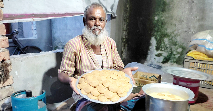 ৫০ বছর ধরে ভোজনরসিকদের মন ভরাচ্ছে সিরাজের চপ