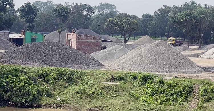 অর্ধেকে নেমেছে সোনামসজিদ স্থলবন্দর দিয়ে পাথর আমদানি