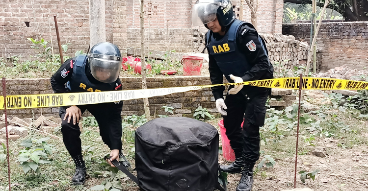 চাঁপাইনবাবগঞ্জে ভাঙা ঘরে মিললো ৪১ ককটেল