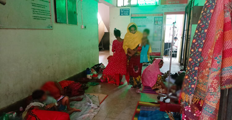 বেড সংকটে মেঝে-বারান্দায় চলছে ডায়রিয়ার চিকিৎসা