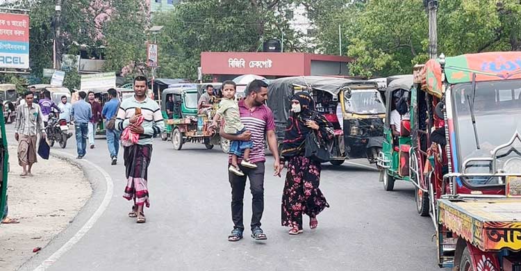 চাঁপাইনবাবগঞ্জে সড়ক অবরোধ করে বিক্ষোভ, ১০ কিলোমিটার যানজট