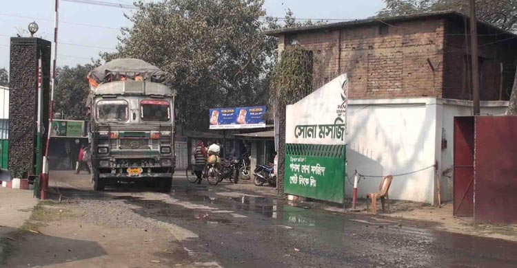 অর্ধেকে নেমেছে সোনামসজিদ স্থলবন্দর দিয়ে পাথর আমদানি